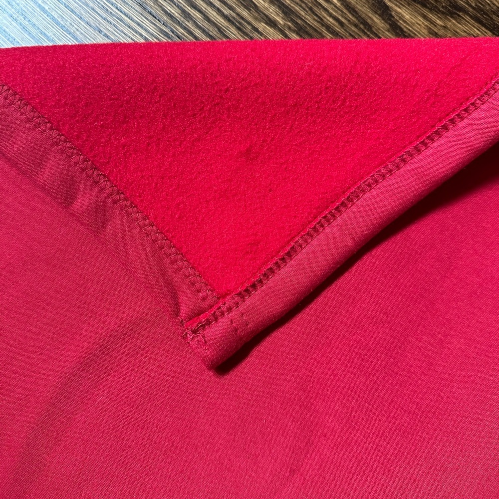 Dark red Elon University blanket, 6Ft 8.5In length and 4Ft 7In width - Picture 6 of 8